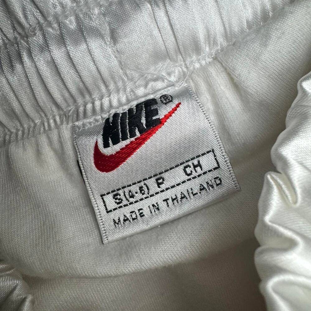 💥 y2k Vintage rare nike white silky shorts unisex small workout gym d5 - Picture 4 of 7